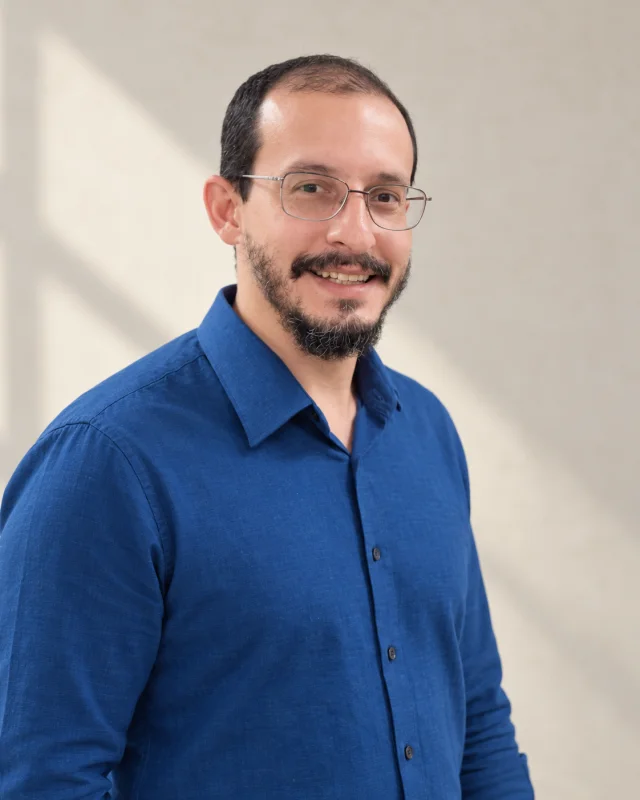 Retrato editorial de Henrique Oliveira, criado com IA a partir da foto fornecida